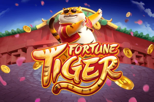 Logotipo do jogo caça-níqueis Fortune Tiger representando um alegre tigre de desenho animado, moedas douradas e telhados vermelhos, com o título do jogo em uma escrita elegante.