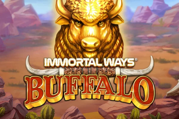 Logotipo do jogo de slot Immortal Ways Buffalo com um búfalo majestoso em armadura dourada em um fundo de deserto rochoso, título do jogo em texto em negrito.